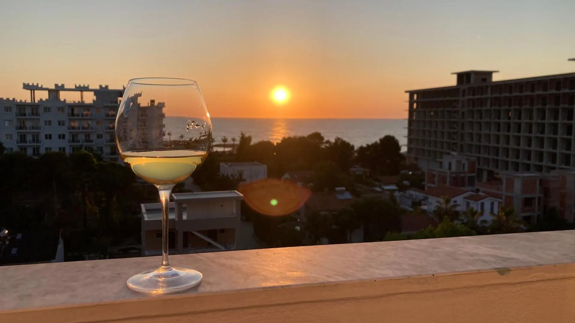 Romantic Sunset&Seaview Apartment Golem  Albanië